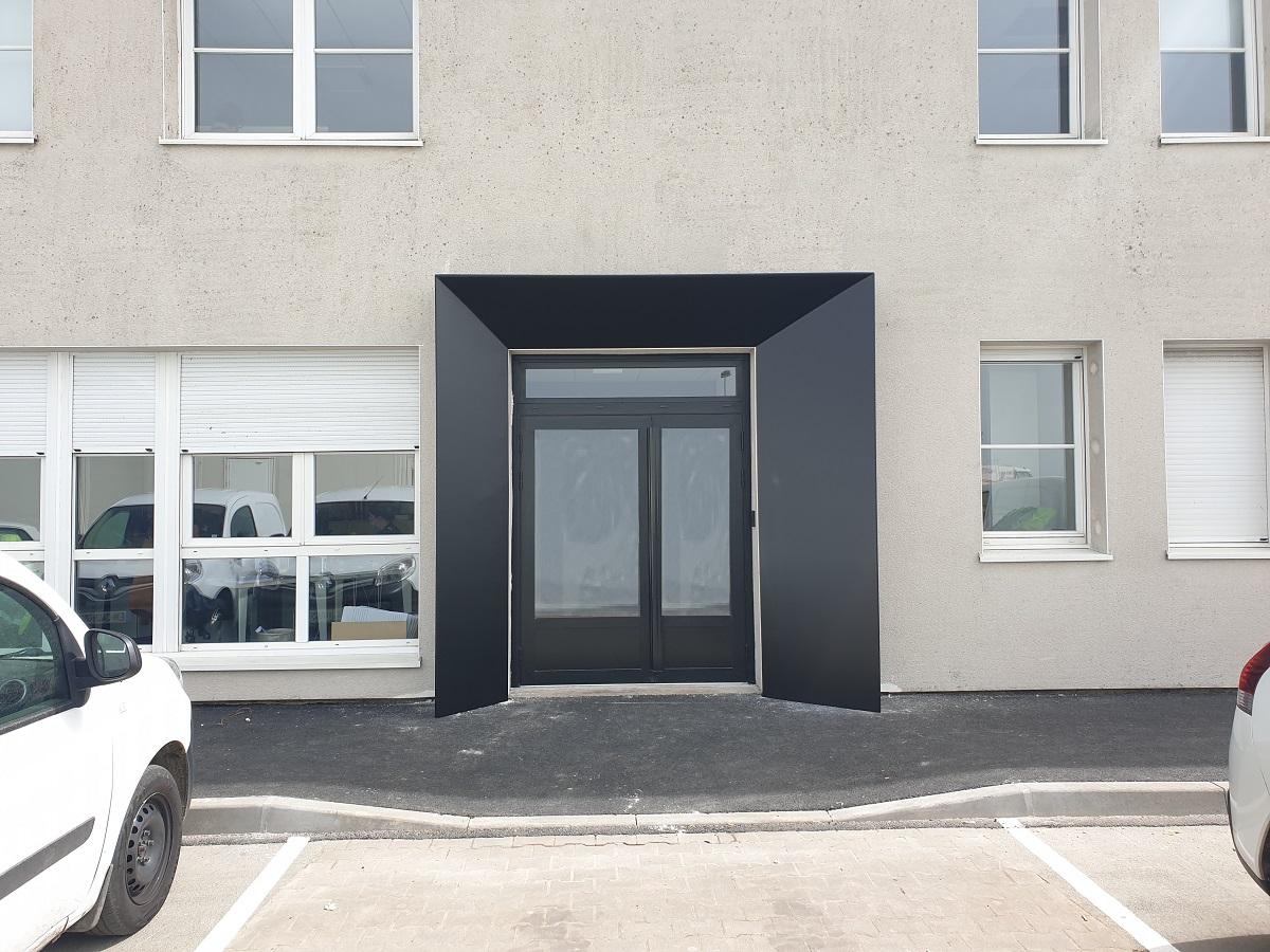 Entrée du bâtiment de bureaux